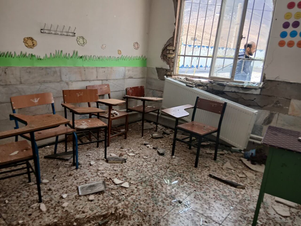 خسارت توفان به مدرسهای در تیران و کرون