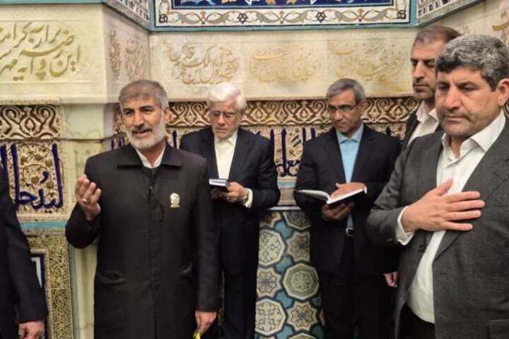 معاون اول رئیسجمهور به زیارت بارگاه نورانی امام رضا (ع) مشرف شد