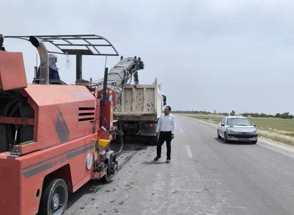 عملیات اجرایی روکش آسفالت محور بزرگراهی گناوه- برازجان آغاز شد