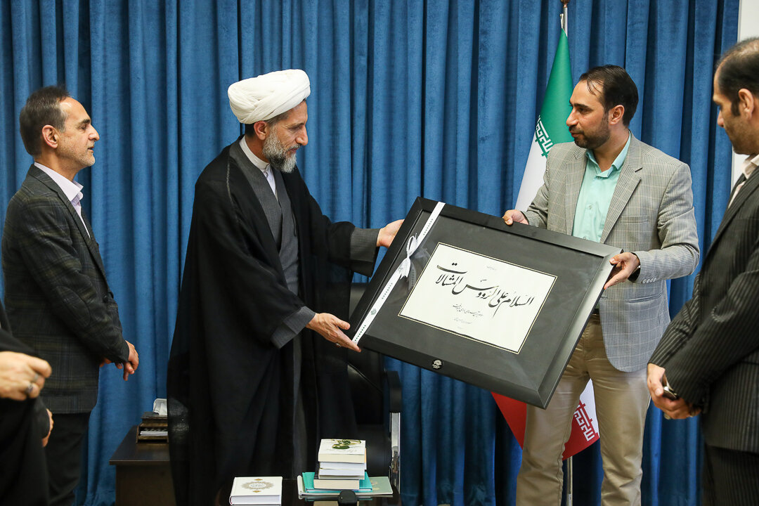 نسل جدید را هرچه بیشتر با هنر فاخر انقلاب آشنا کنیم