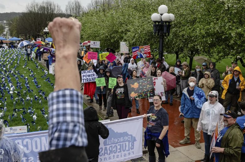 «نه»غرب به رویکرد تهاجمی ترامپ؛ معترضان در دوسوی آتلانتیک چه میگویند؟