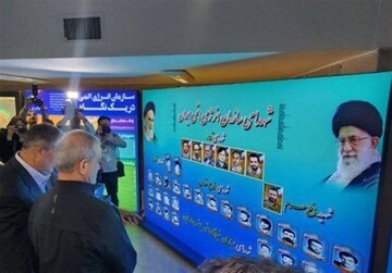 الرئيس الايراني يتفقد معرض إنجازات الصناعة النووية