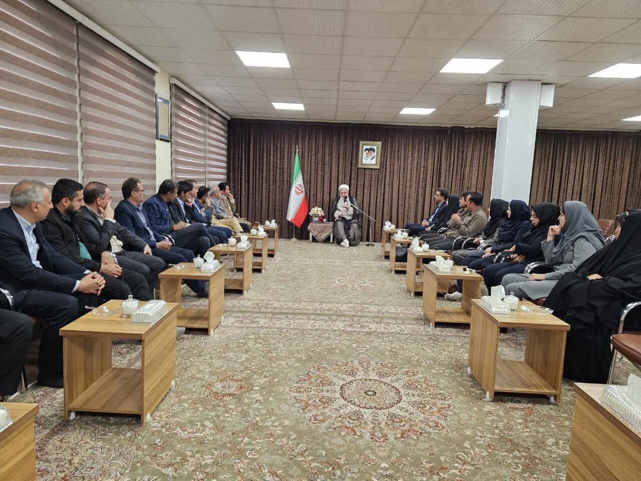 هنرمندان بیوقفه در خدمت مردم و انقلاب بودهاند هنرمندان بیوقفه در خدمت مردم و انقلاب بودهاند