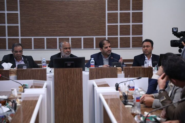 تأکید بر نهضت خدمترسانی و سرمایهگذاری در شهرستان خاتم