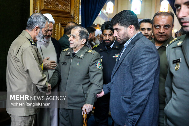 امیر سرلشکر <a href='https://sayeb.ir/tag/%d8%b3%db%8c%d8%af-%d8%b9%d8%a8%d8%af%d8%a7%d9%84%d8%b1%d8%ad%db%8c%d9%85-%d9%85%d9%88%d8%b3%d9%88%db%8c'></div>سید عبدالرحیم موسوی</a> فرمانده کل ارتش در مراسم بیست و ششمین سالگرد شهادت «علی صیاد شیرازی»