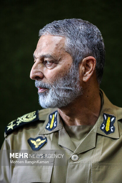 امیر سرلشکر <a href='https://sayeb.ir/tag/%d8%b3%db%8c%d8%af-%d8%b9%d8%a8%d8%af%d8%a7%d9%84%d8%b1%d8%ad%db%8c%d9%85-%d9%85%d9%88%d8%b3%d9%88%db%8c'></div>سید عبدالرحیم موسوی</a> فرمانده کل ارتش در مراسم بیست و ششمین سالگرد شهادت «علی صیاد شیرازی»