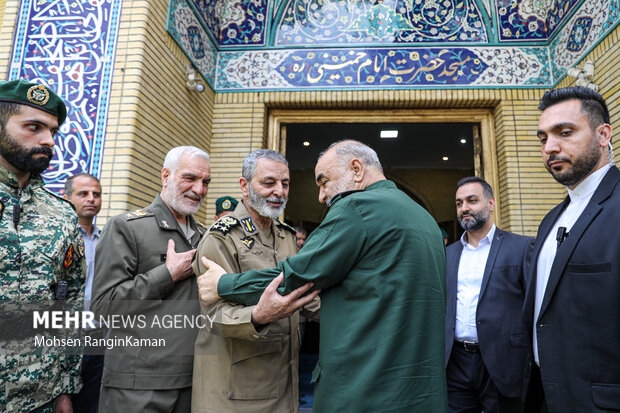 امیر سرلشکر <a href='https://sayeb.ir/tag/%d8%b3%db%8c%d8%af-%d8%b9%d8%a8%d8%af%d8%a7%d9%84%d8%b1%d8%ad%db%8c%d9%85-%d9%85%d9%88%d8%b3%d9%88%db%8c'></div>سید عبدالرحیم موسوی</a> فرمانده کل ارتش در مراسم بیست و ششمین سالگرد شهادت «علی صیاد شیرازی»