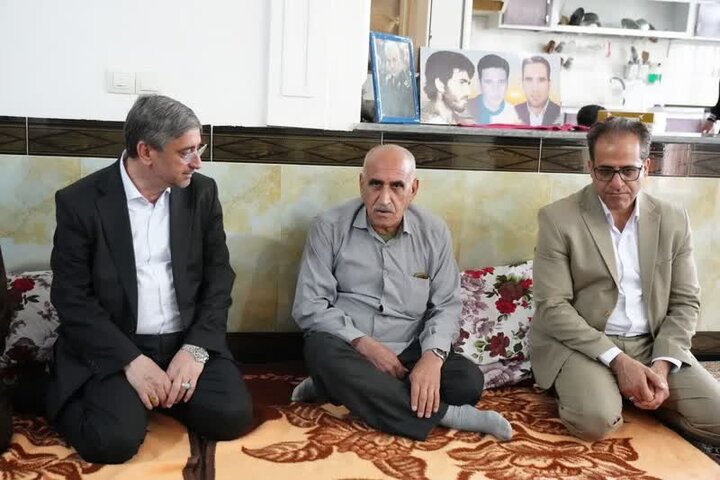 استاندار لرستان با خانواده شهید «اسماعیل عباسپور» دیدار کرد