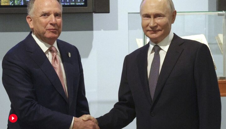 VIDEO: Putin shaking hand with Trump's envoy