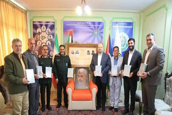 «کتابشناسی اختصاصی غزه» به نماینده جنبش حماس در ایران تقدیم شد