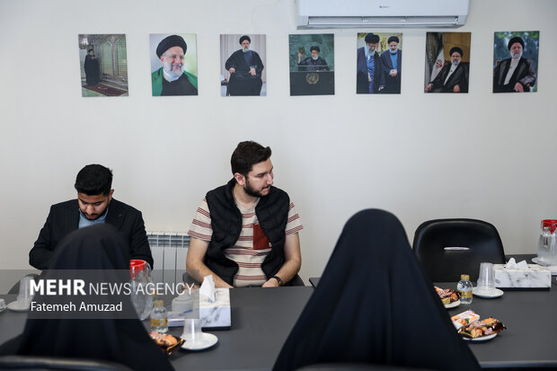 نشست خبری یک سال بعد از وعده صادق یک