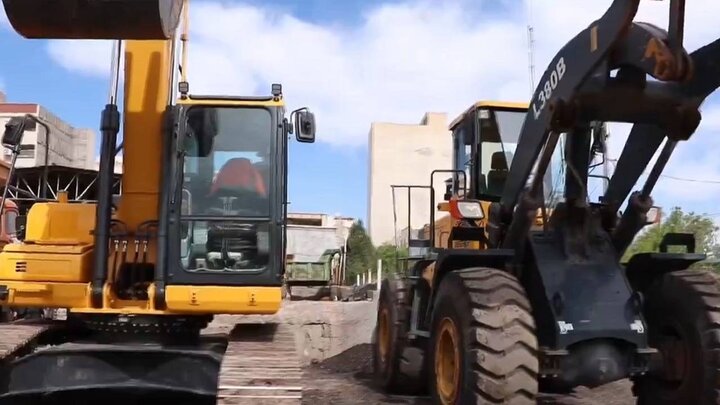 لودر ۱۰۰ میلیاردی در فلاورجان توقیف شد