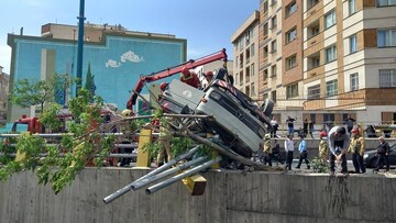 جزئیات واژگونی کامیون حامل کپسول‌های اکسیژن در بزرگراه امام علی+عکس
