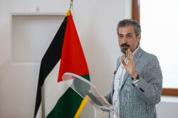 از «۱۲ روز ۱۲ کارتون» تا «خبرنامه جنگی»؛ روایت تصویری هنرمند بجنوردی