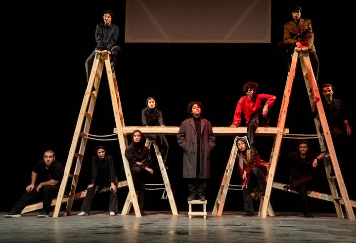 بازآفرینی یک زیستِ تئاتریکال؛ «مردی مقابل رژه» و درام عباس بهشتیان