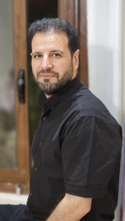 بازآفرینی یک زیستِ تئاتریکال؛ «مردی مقابل رژه» و درام عباس بهشتیان بازآفرینی یک زیستِ تئاتریکال؛ «مردی مقابل رژه» و درام عباس بهشتیان