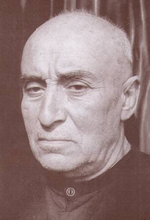 بازآفرینی یک زیستِ تئاتریکال؛ «مردی مقابل رژه» و درام عباس بهشتیان