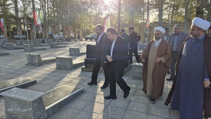 ادای احترام رئیس سازمان ثبت اسناد کشور به مقام شامخ شهدای نهاوند