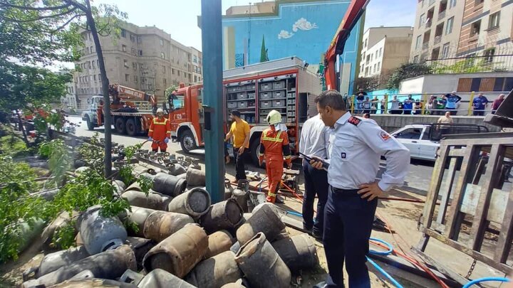 جزئیات واژگونی کامیون حامل کپسولهای اکسیژن در بزرگراه امام علی+ عکس