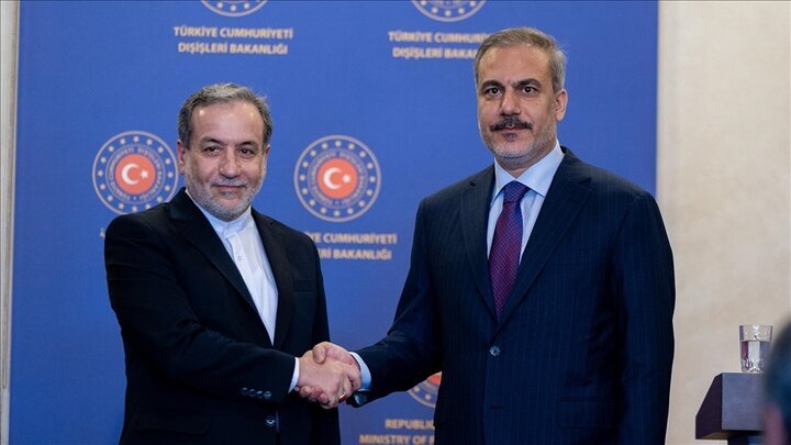 Iranian, Turkish FMs discuss nuclear talks on phone