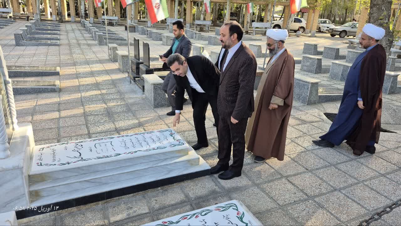 ادای احترام رئیس سازمان ثبت اسناد کشور به مقام شامخ شهدای نهاوند