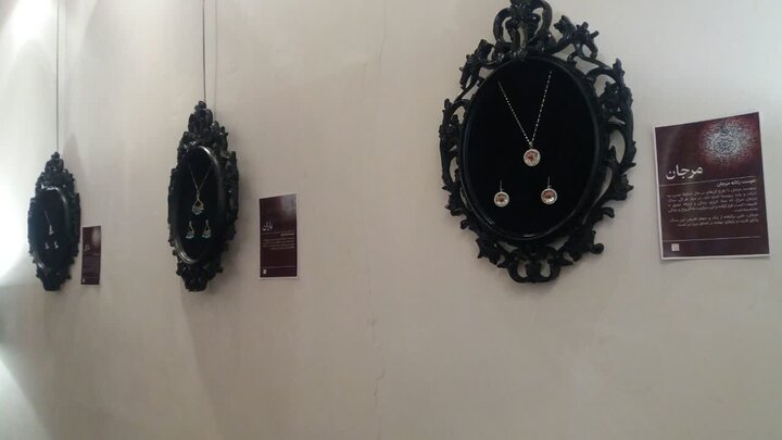 نمایش زیورآلات نقره با الهام از نقش فرش سعدی مود در خراسان جنوبی