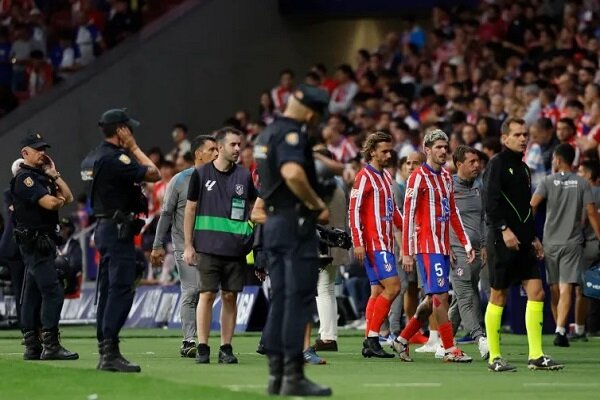 از کسر امتیاز تا بازداشت هوادار؛ اروپا چگونه با توهین برخورد میکند؟