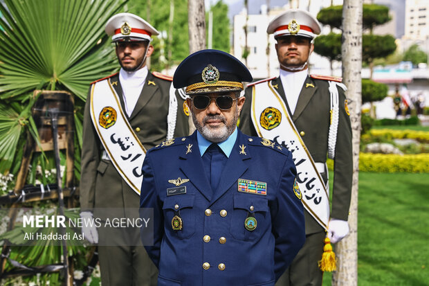 وزیر دفاع: برای سالها ادامه رزم آماده هستیم