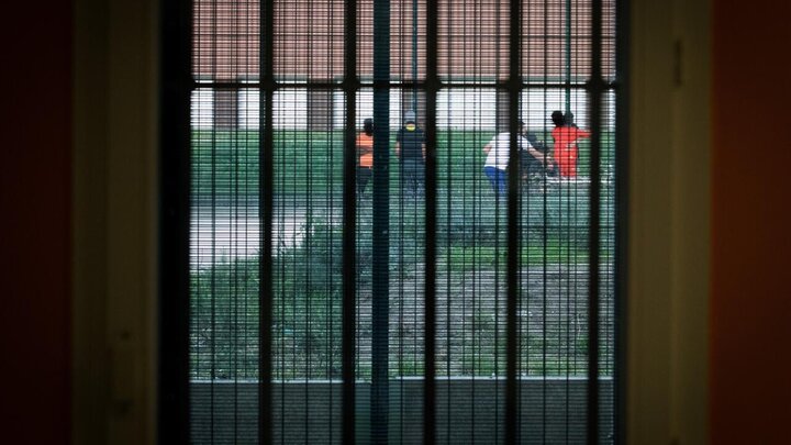 حمله مسلحانه به هفت زندان در فرانسه؛ خودرو مسئولان در آتش سوخت