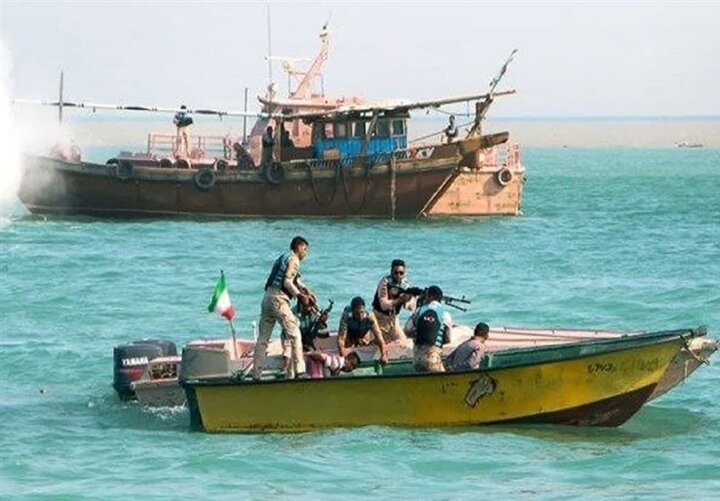 توقیف یک فروند شناور حامل ۸۰ هزار لیتر سوخت قاچاق در دریای عمان