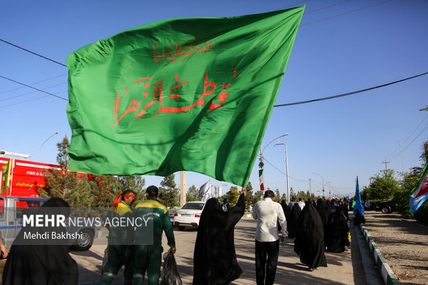 راهپیمایی «انا علی العهد» در طریق المهدی قم راهپیمایی «انا علی العهد» در طریق المهدی قم