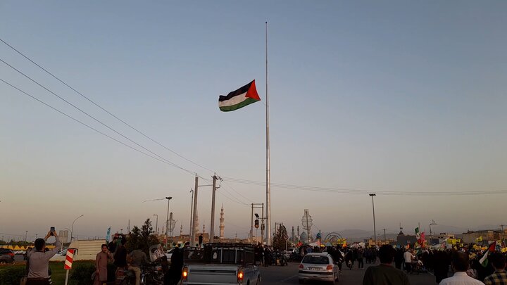 اهتزاز بزرگترین پرچم فلسطین در جوار مسجد مقدس جمکران