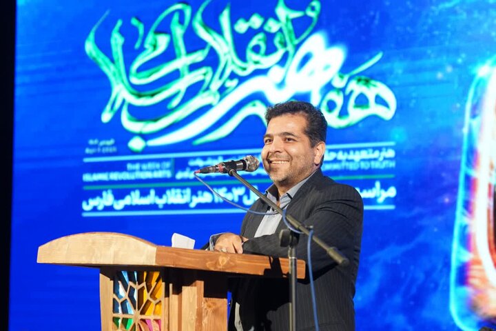 هنرمند انقلابی نمی تواند نسبت به جامعه بی تفاوت باشد