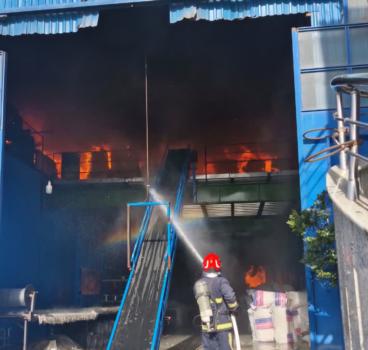 حریق در کارخانه تولید پشم سنگ نجف آباد مهار شد