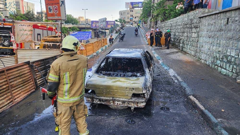 آتش سوزی پژو ۴۰۵ در اتوبان مدرس + عکس