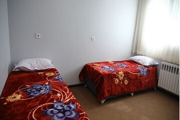 همراهان بیماران بیمارستان شهیدرجایی در همراه‌سرای امید پذیرش می‌شوند