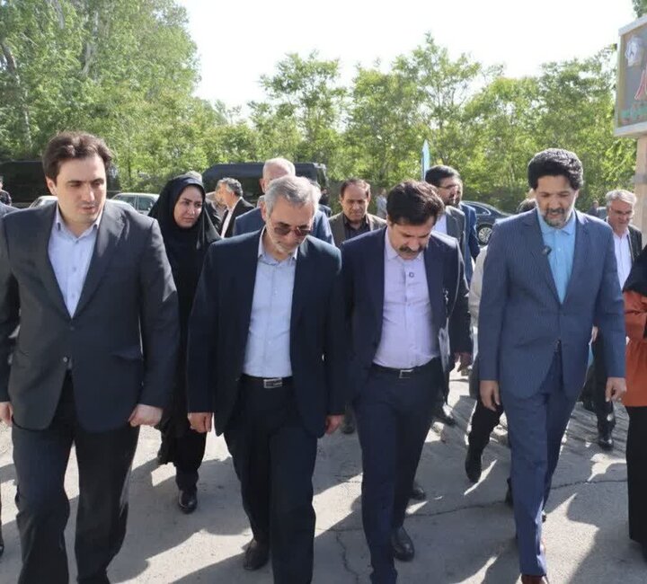 ادای احترام معاون رئیسجمهور به شهدای شهریار در سفر به روستاهای شهر