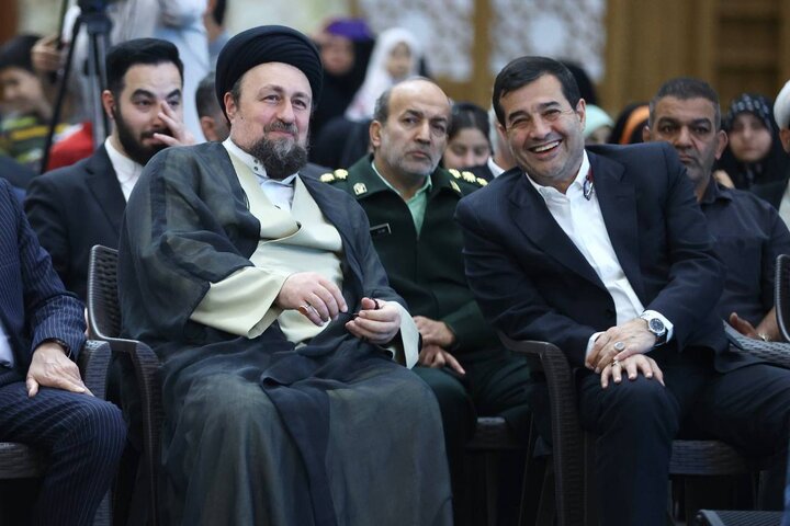 شال پهلوانی توسط وزیر ورزش به یادگار امام (ره) اعطا شد شال پهلوانی توسط وزیر ورزش به یادگار امام (ره) اعطا شد