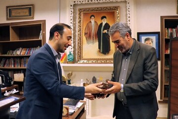 امراله عظیمی چهره سال هنر انقلاب اسلامی در کرمانشاه شد