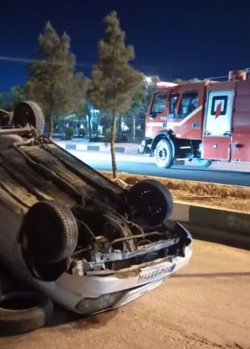 واژگونی پراید در پیشوا؛ نجات جان بانوی جوان توسط آتشنشانان