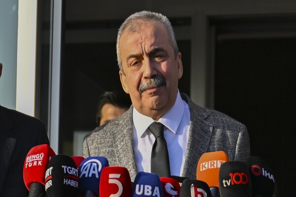 Sırrı Süreyya Önder'in yoğun bakımda tedavisi sürüyor Sırrı Süreyya Önder'in yoğun bakımda tedavisi sürüyor