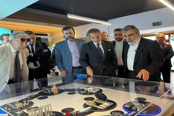 غروسي يزور  معرض "إنجازات الصناعة النووية"