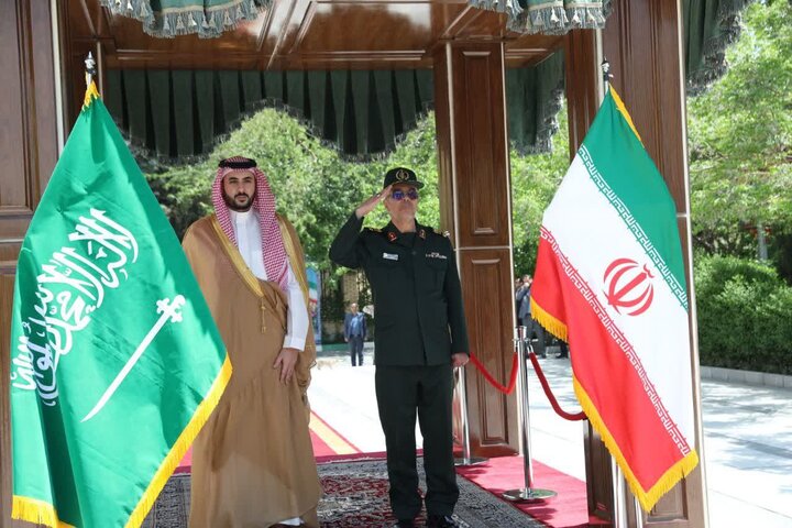 Tümgeneral Bakıri, Suudi Arabistan Savunma Bakanı ile görüştü Tümgeneral Bakıri, Suudi Arabistan Savunma Bakanı ile görüştü