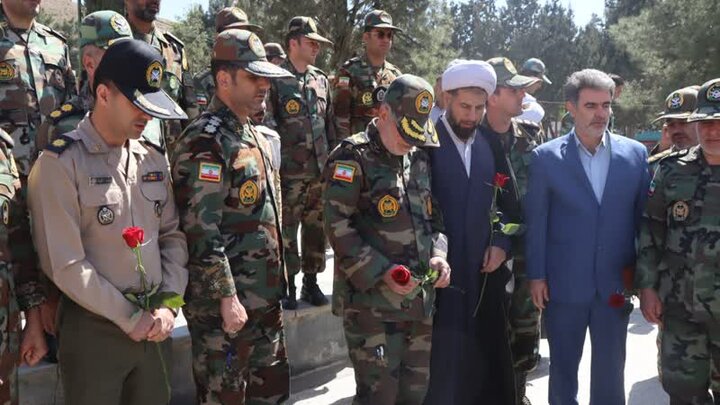 گلزار شهدای خرمآباد غبارروبی شد