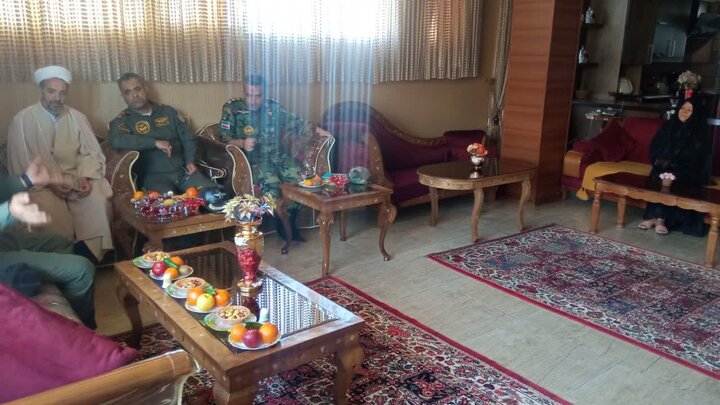 دیدار فرمانده پایگاه چهارم هوانیروز ارتش با خانواده شهدای این یگان