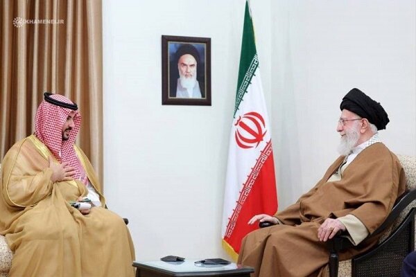 Ayetullah Hamanei, Suudi Arabistan Savunma Bakanı'nı kabul etti Ayetullah Hamanei, Suudi Arabistan Savunma Bakanı'nı kabul etti