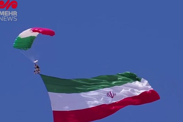 Paraşütçüler Tahran semalarında İran bayrağını dalgalandırdı Paraşütçüler Tahran semalarında İran bayrağını dalgalandırdı