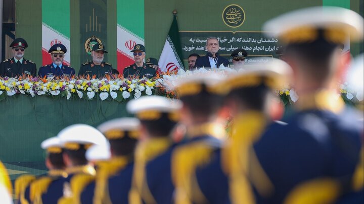 بزشكيان في يوم الجيش: الجيش هو حصن النظام والأمة المنيع، وبوجودكم نتفاوض من موقع القوة