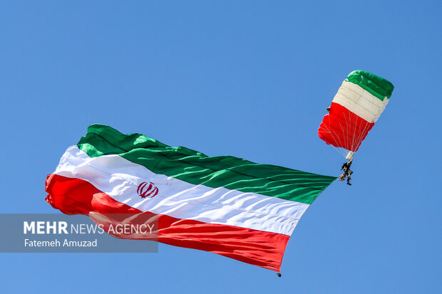 روز ارتش ۱۴۰۵؛ رژه اقتدار در دل ۴۰ روز آتش و خون، نه در خیابانها روز ارتش ۱۴۰۵؛ رژه اقتدار در دل ۴۰ روز آتش و خون، نه در خیابانها