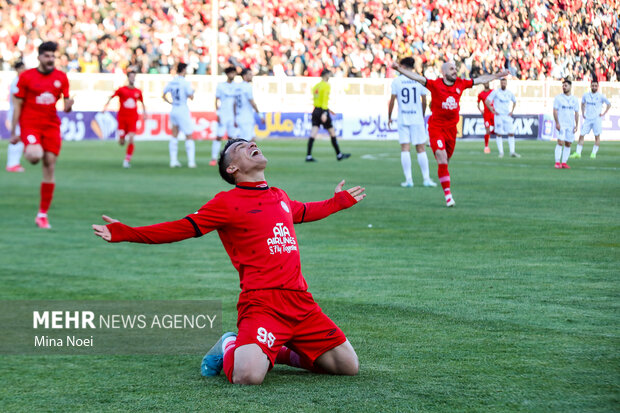 نخستین قهرمانی تراکتور در لیگ برتر؛ باد به پرچم تبریزیها وزید نخستین قهرمانی تراکتور در لیگ برتر؛ باد به پرچم تبریزیها وزید